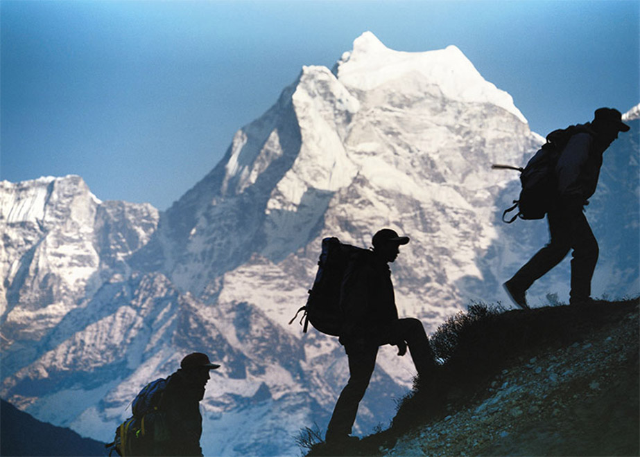 Everest - Hikers' silhouettes